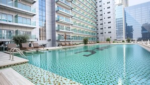 Hồ bơi ngoài trời