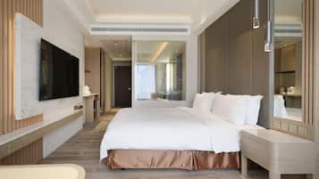 Klassieke tweepersoonskamer, uitzicht op stad | Een kluis op de kamer, een bureau, een laptopwerkplek