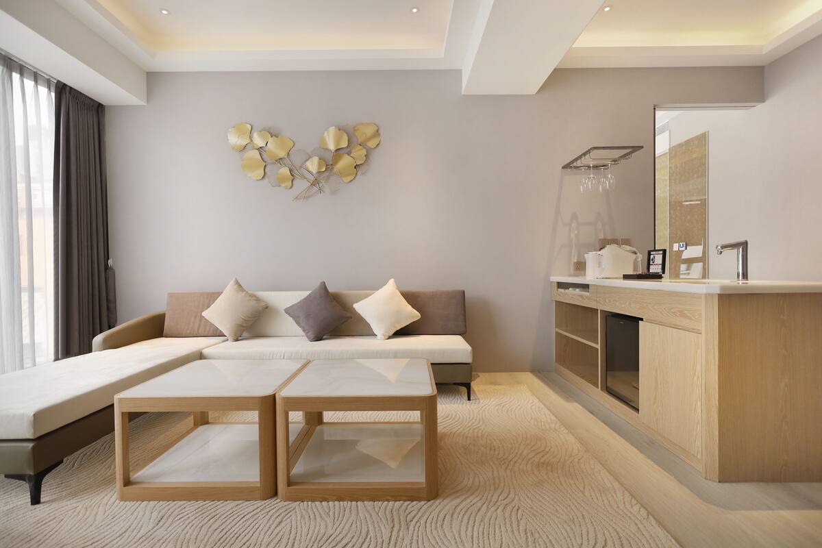 Habitación cuádruple ejecutiva, vista a la ciudad | Área de sala de estar