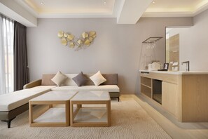 Executive Quadruple Room, City View | Living area