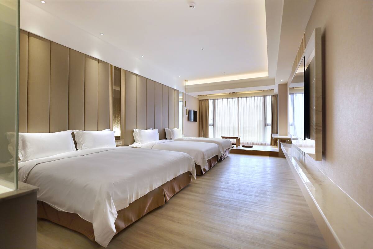 Habitación cuádruple familiar, vista a la ciudad | Caja de seguridad en la habitación y escritorio