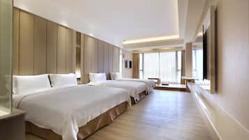 Familie vierpersoonskamer, uitzicht op de stad | Een kluis op de kamer, een bureau, een laptopwerkplek