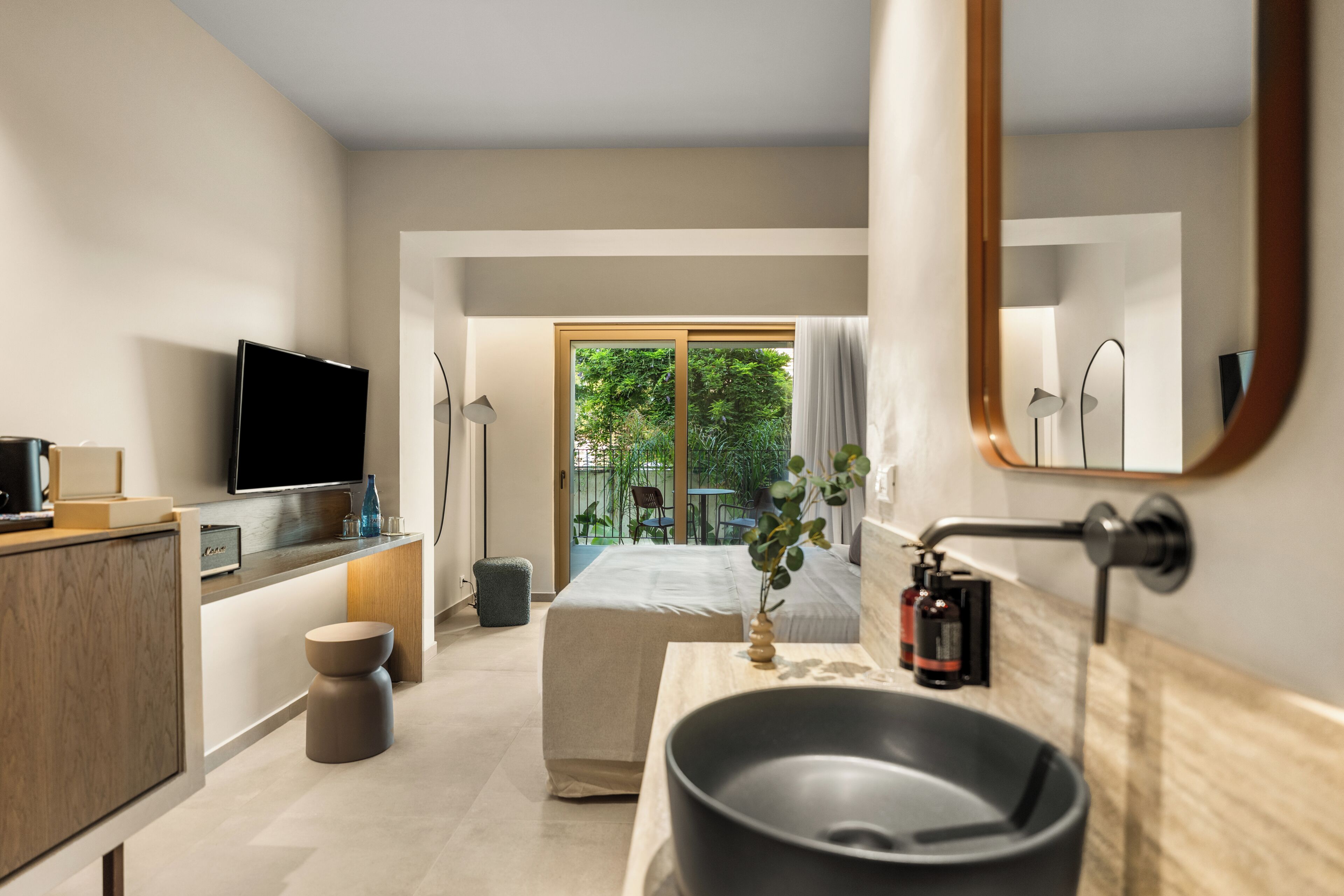 In-room safe, soundproofing, iron/ironing board, free WiFi