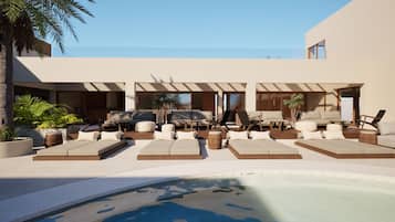 Piscine extérieure (ouverte en saison), parasols de plage