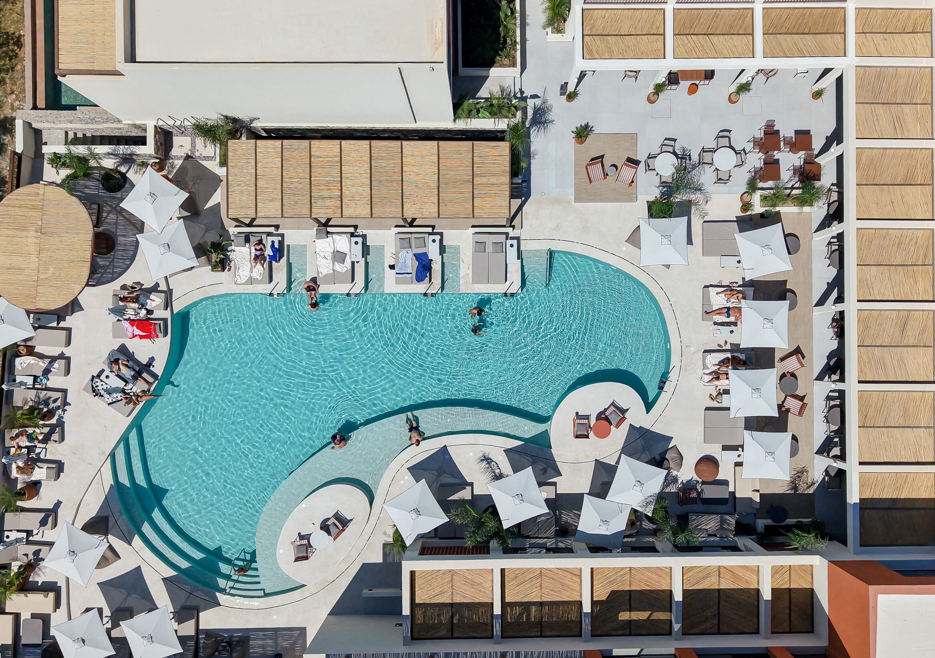 Una piscina al aire libre de temporada, sombrillas