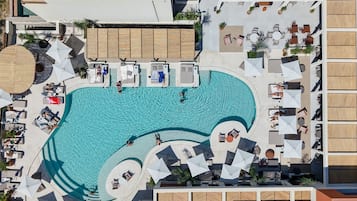 Una piscina al aire libre de temporada, sombrillas