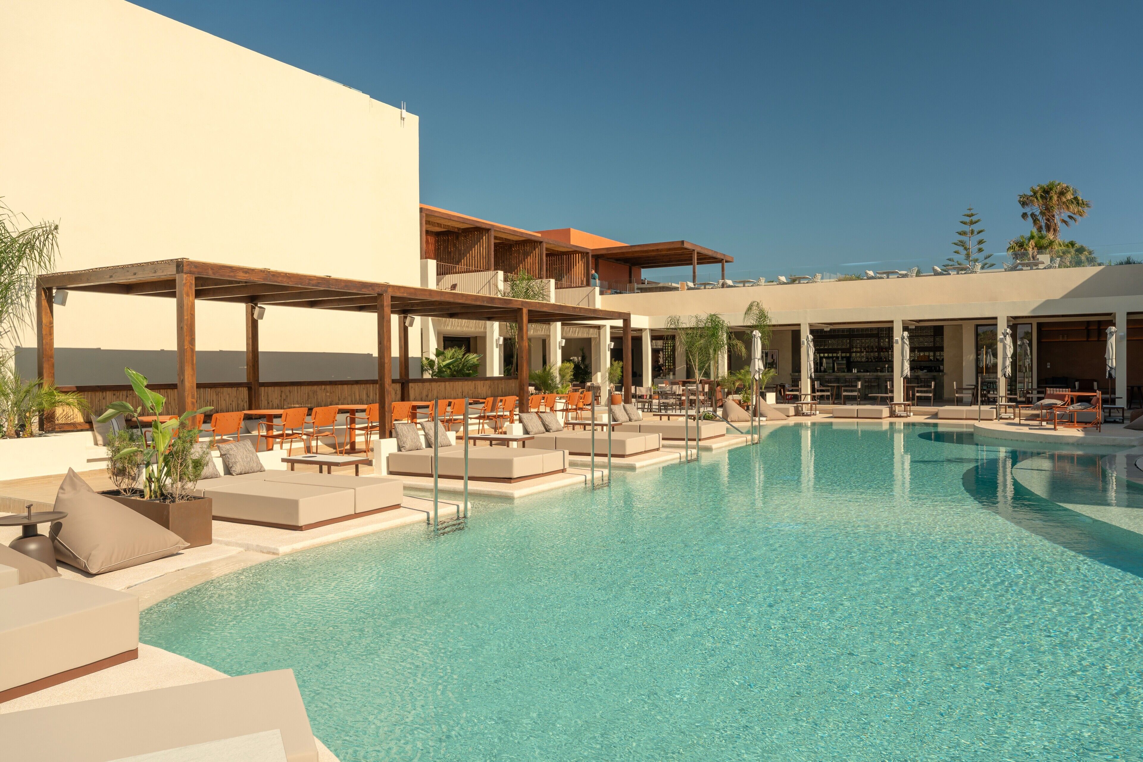 Una piscina al aire libre de temporada, sombrillas