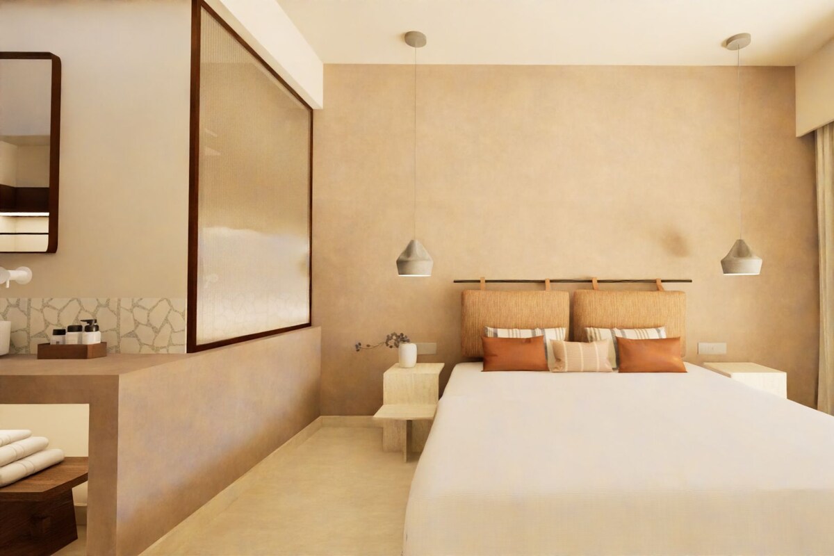 Una camera d'albergo moderna con un letto grande, comodini, uno specchio e una finestra con tende.
