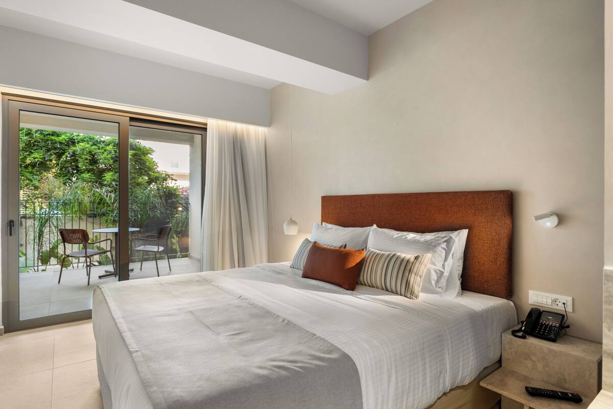 In-room safe, soundproofing, iron/ironing board, free WiFi