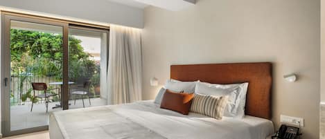 Suite junior, vista al jardín | Caja de seguridad en la habitación y insonorización