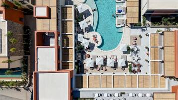 Una piscina al aire libre de temporada, sombrillas