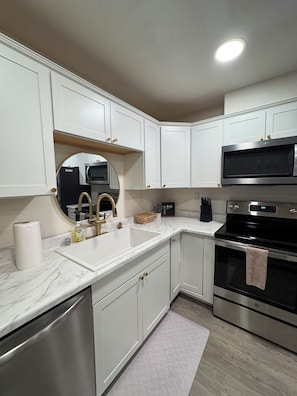 Private kitchen - New! Aurora Viewing, 3 mins from airport, Prime Location (Fairbanks)