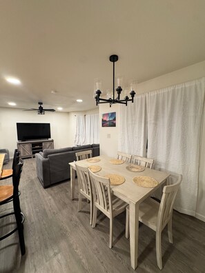 Dining - New! Aurora Viewing, 3 mins from airport, Prime Location (Fairbanks)