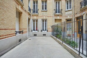Exterior - Superb Eiffel Tower Terrace Apartment (Paris)