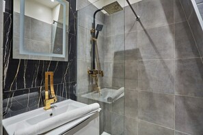Shower, hair dryer, towels - Superb Eiffel Tower Terrace Apartment (Paris)