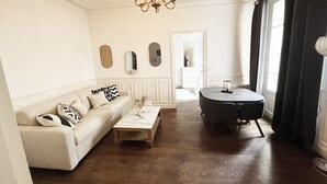 Living area - Eiffel Tower Terrace Apartment (Paris)