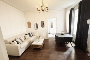Smart TV, offices - Superb Eiffel Tower Terrace Apartment (Paris)