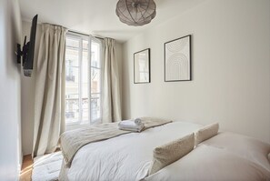 1 bedroom, desk, iron/ironing board, travel cot - New apartment Center of Paris/Le Marais (Paris)
