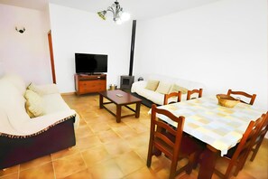 Smart TV, fireplace - Bright Seaside Chalet in El Palmar (El Palmar de Vejer)