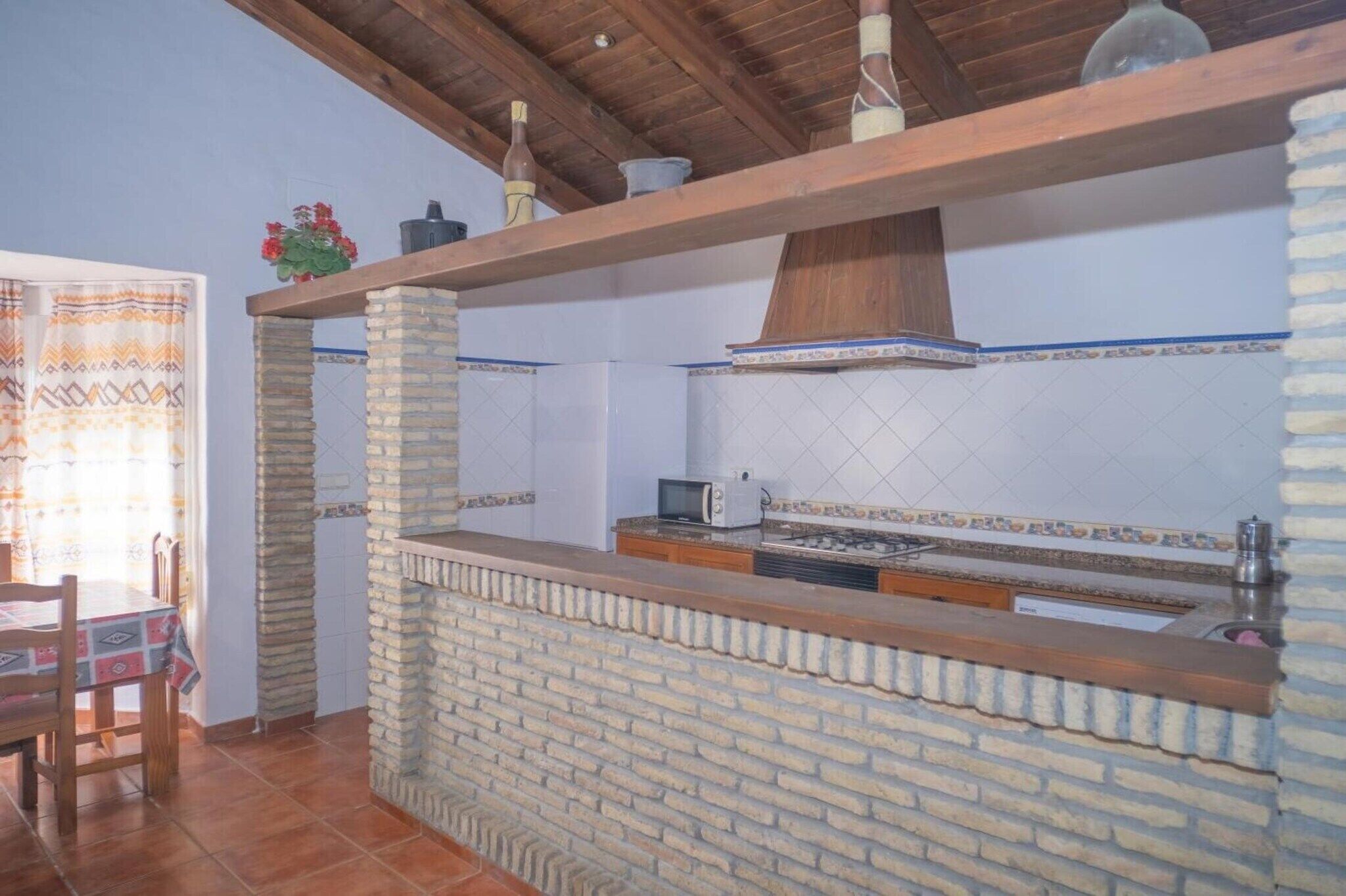 Een magnetron, een kookplaat, een koffiezetapparaat/waterkoker