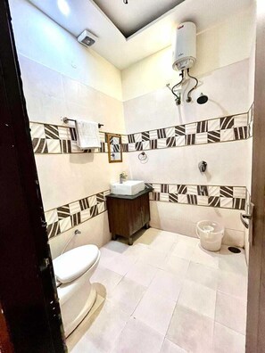 Deluxe Double Room | Bathroom