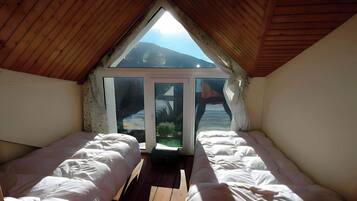 3 bedrooms, bed sheets