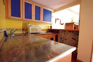 Fridge, microwave, coffee/tea maker, spices - Alpine Ski Retreat in Sierra Nevada (Sierra Nevada)