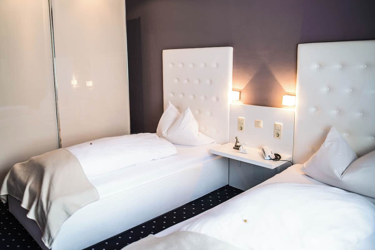 Camera con letto matrimoniale o 2 letti singoli | Una cassaforte in camera, insonorizzazione, ferro/asse da stiro