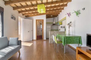 Smart TV - Couple Retreat in Conil, with a Pool (Conil de la Frontera)