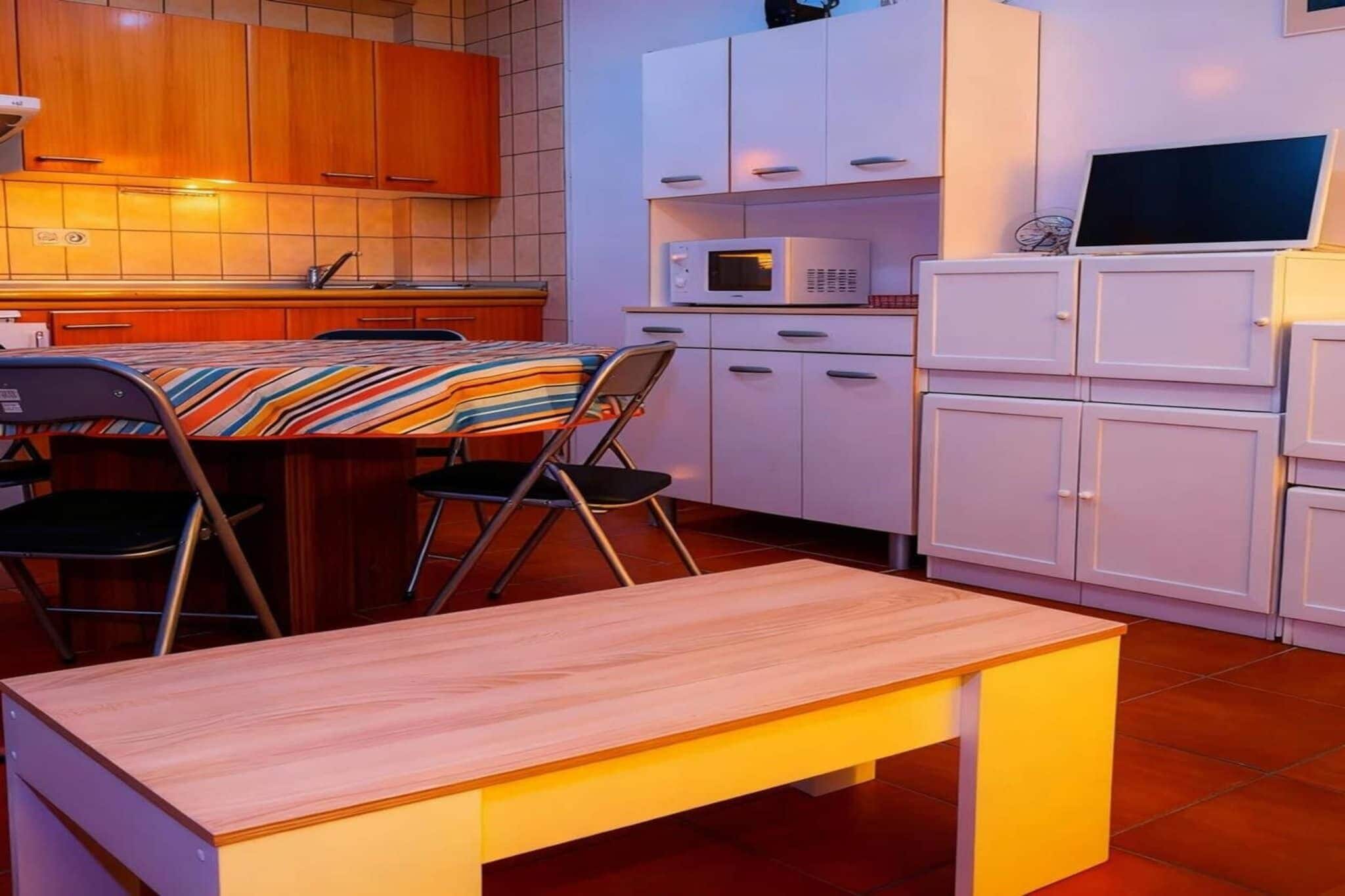 Refrigerador, microondas, parrilla de estufa y cafetera y tetera 