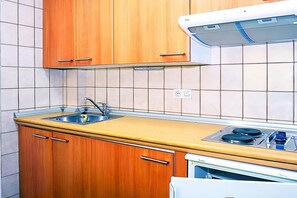 Refrigerador, microondas, parrilla de estufa y cafetera y tetera 