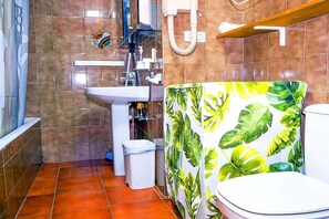 Een douche, een haardroger, handdoeken