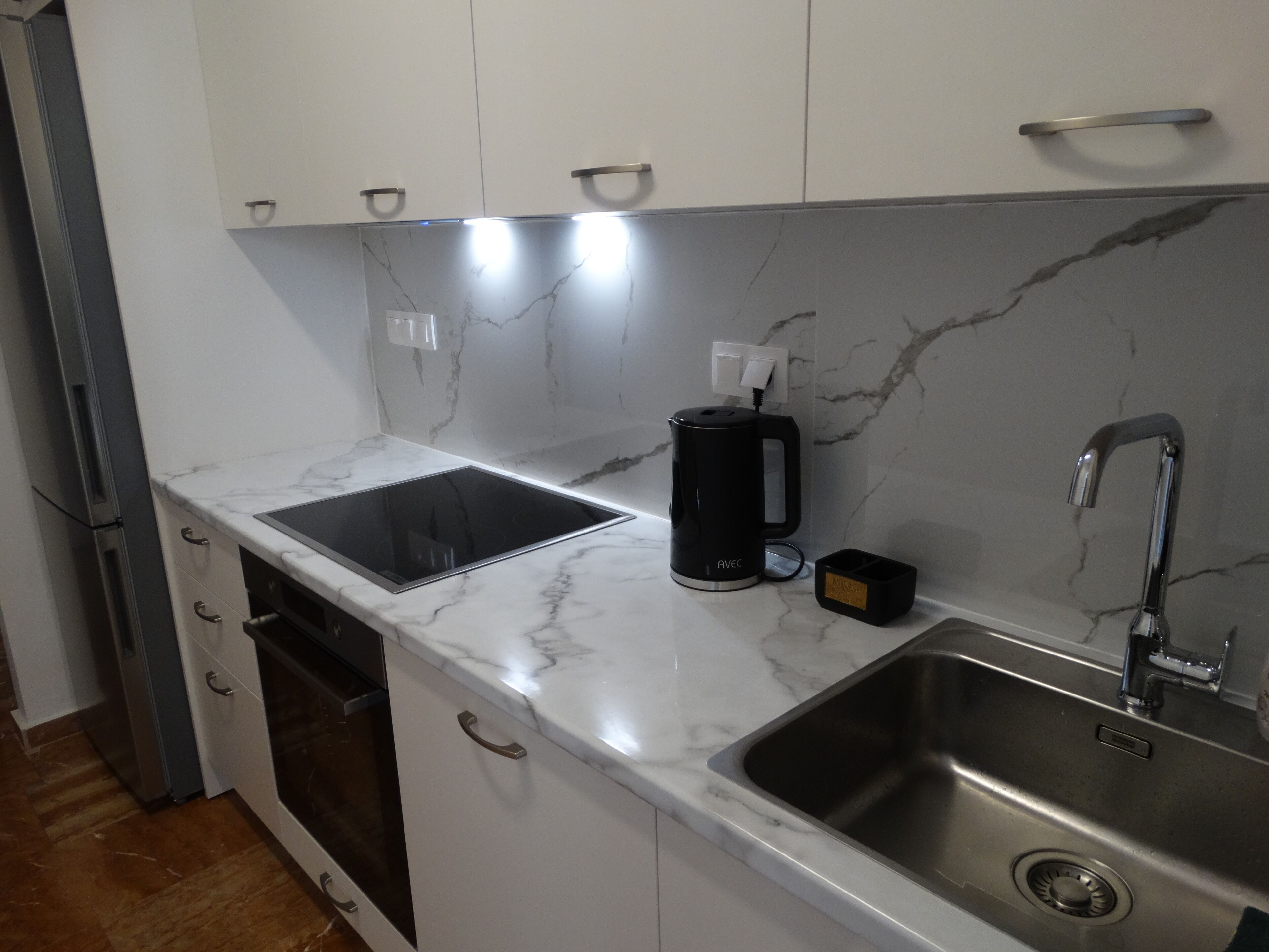 Fridge, oven, stovetop, coffee/tea maker