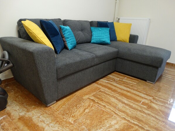 Smart TV - Seizani Athens Stay: Cozy apartment in welcoming Kesariani (Kesariani, Attiki)