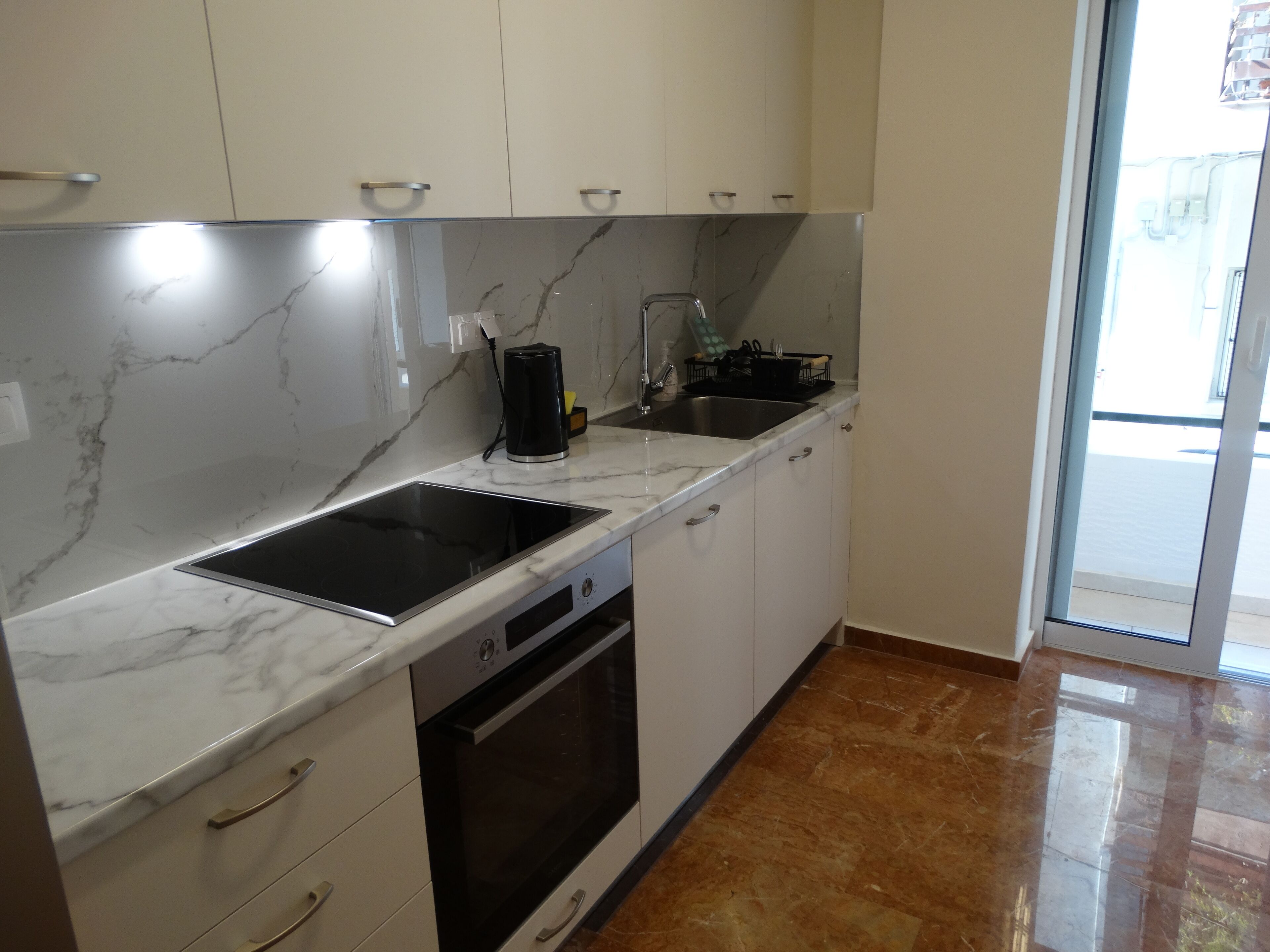 Frigorífic, forn, placa de cuina i cafetera i tetera 