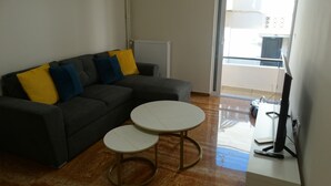 Smart TV - Seizani Athens Stay: Cozy apartment in welcoming Kesariani (Kesariani, Attiki)
