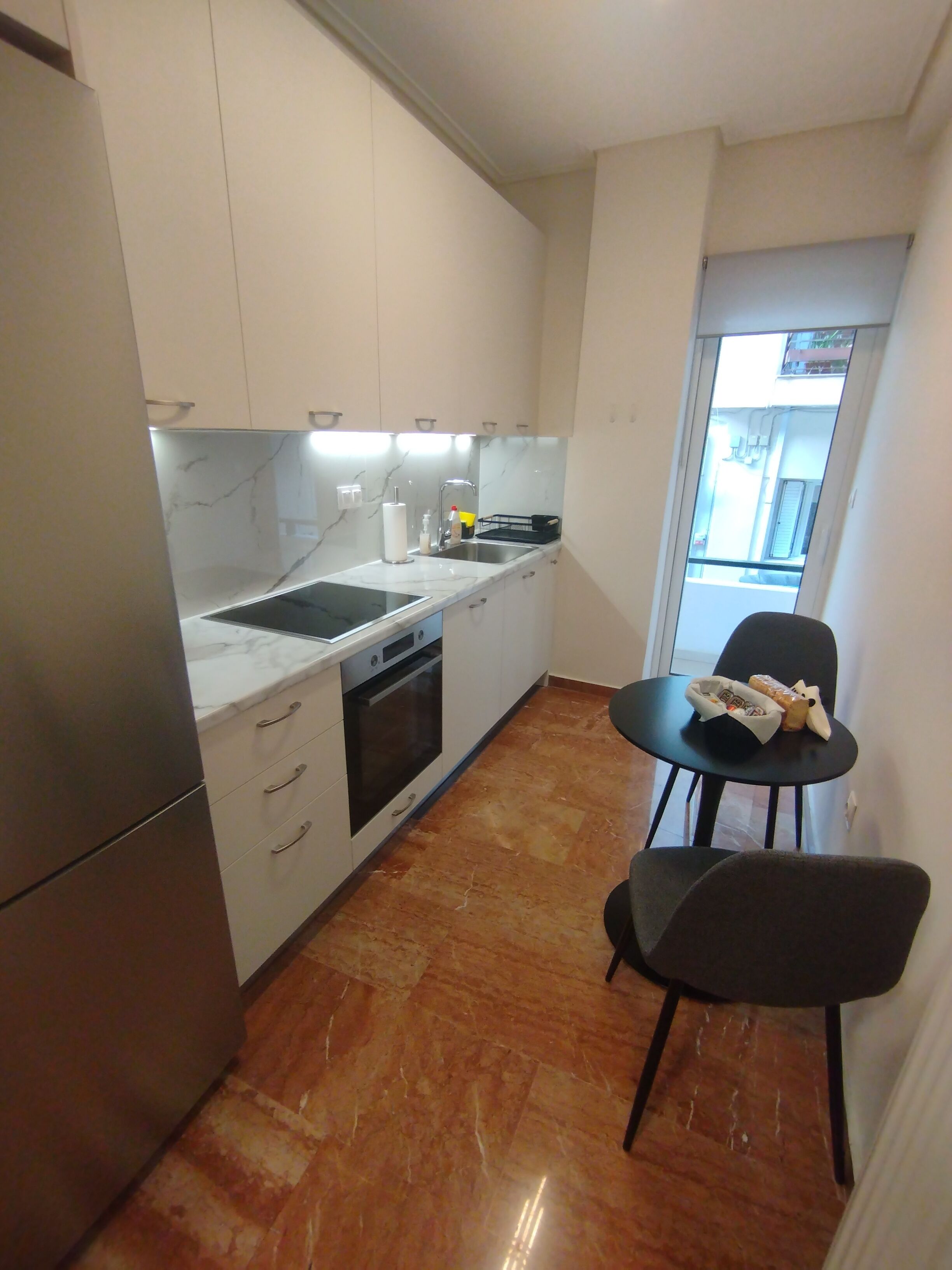 Een koelkast, een oven, een kookplaat, een koffiezetapparaat/waterkoker