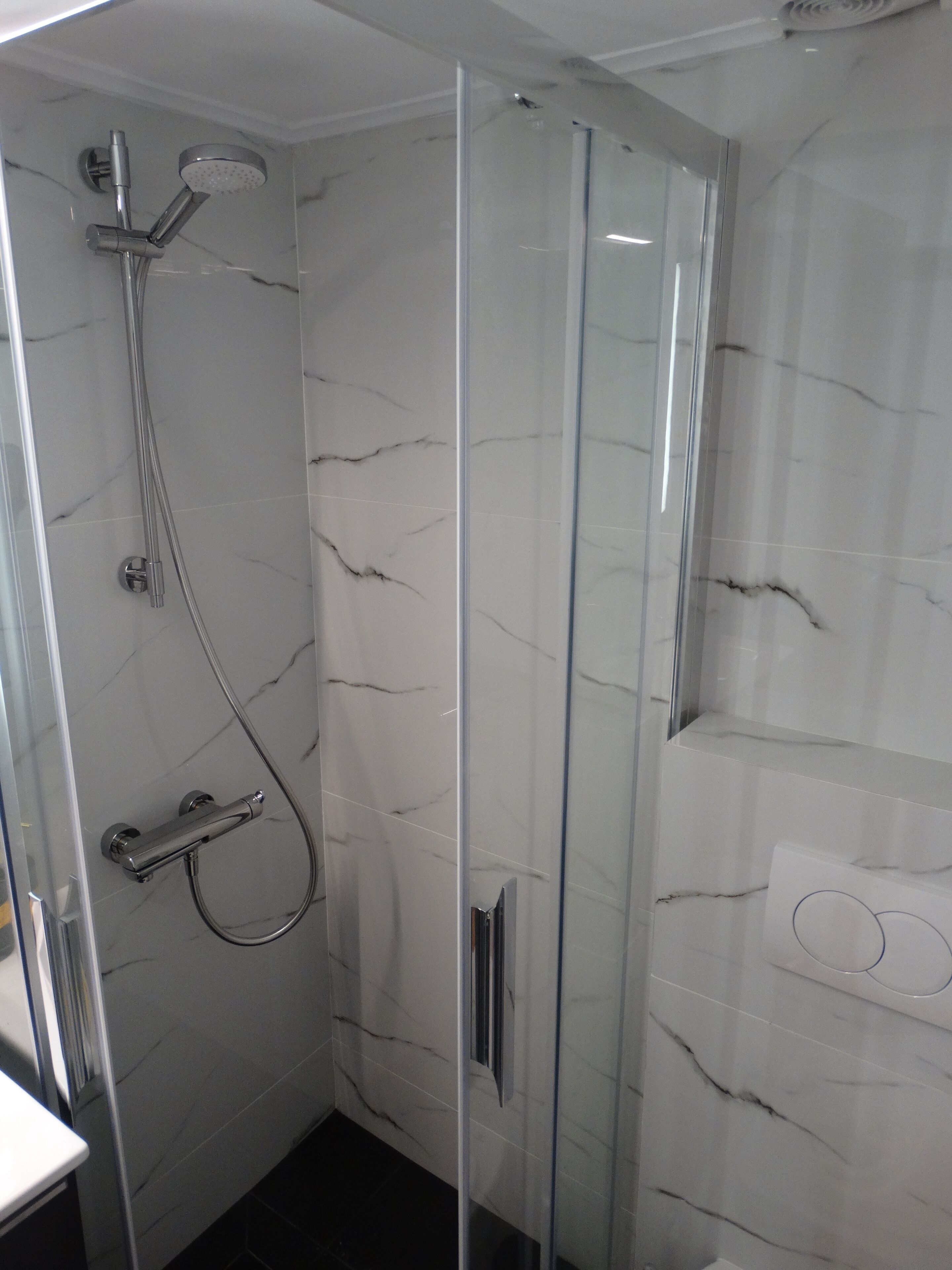 Douche, sèche-cheveux, serviettes fournies, savon