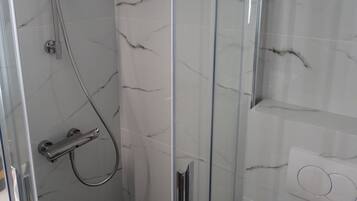 Douche, sĂšche-cheveux, serviettes fournies, savon