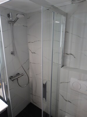 Ducha, secador de pelo, toallas, jabón