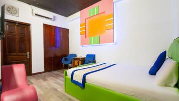 Una scrivania, Wi-Fi gratuito, lenzuola