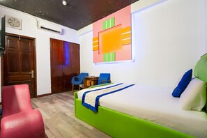 デスク、WiFi (無料)、ベッドシーツ