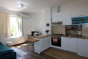 Frigorifero, forno, piano cottura, macchina per tè/caffè