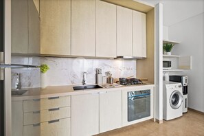 Appartement, 1 slaapkamer, uitzicht op de stad | Privékeuken | Een koelkast met diepvriezer, een microgolfoven, een oven, een kookplaat