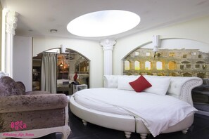 Una scrivania, Wi-Fi gratuito, lenzuola