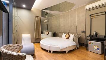 Desk, free WiFi, bed sheets