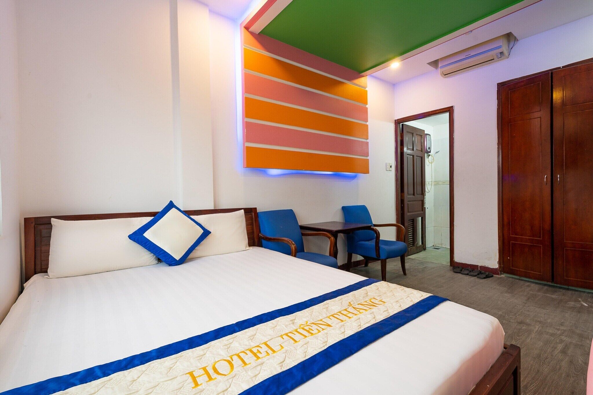 Bureau, Wi-Fi gratuit, draps fournis