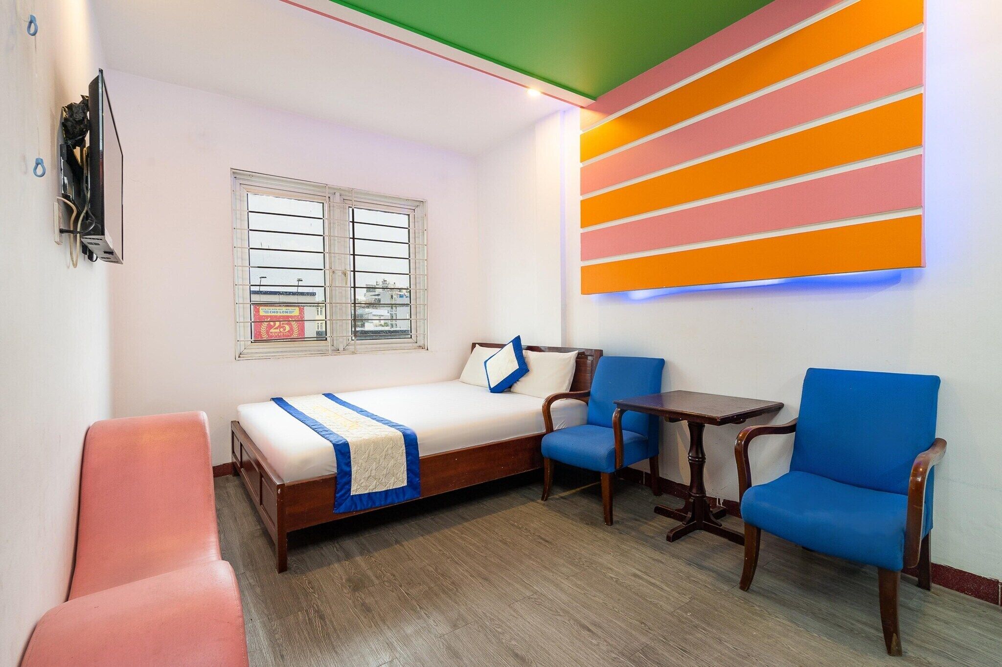 Desk, free WiFi, bed sheets