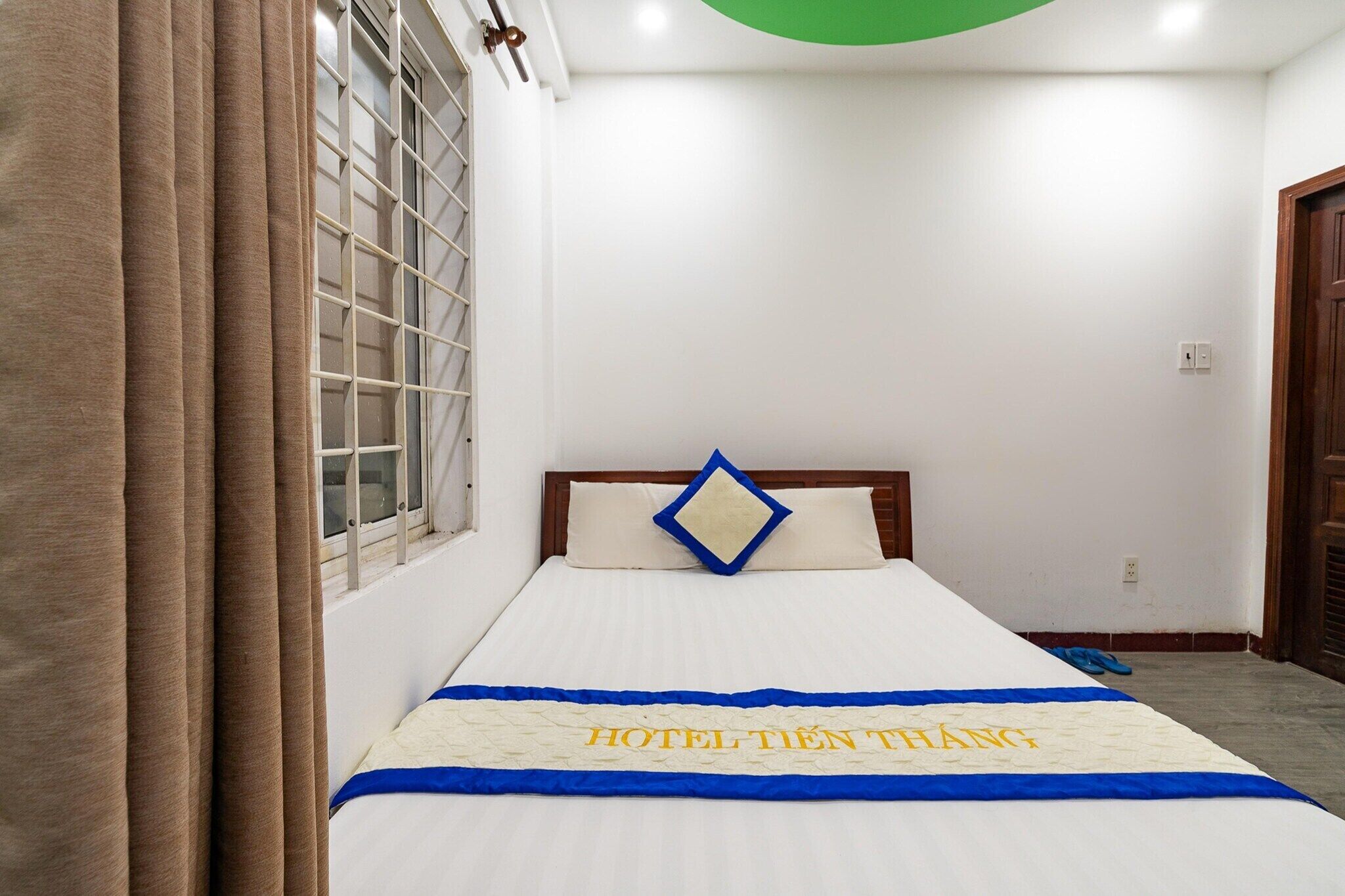 Bureau, Wi-Fi gratuit, draps fournis