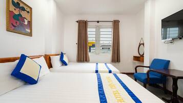 Una scrivania, Wi-Fi gratuito, lenzuola